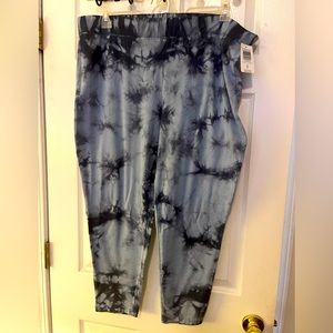 Torrid size 4 Capri leggings nwt.